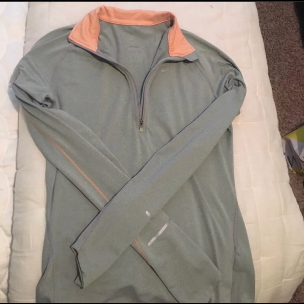 Women’s 1/2 zip Nike pull over